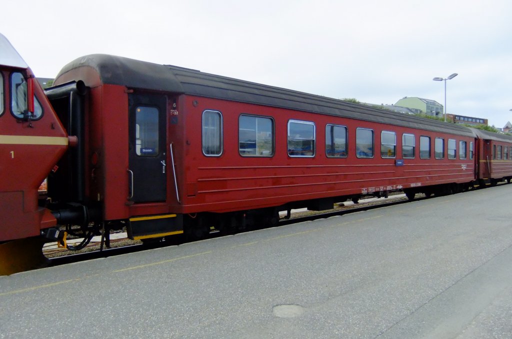 Die Nordlandsbahn ist das letzte Refugium der klassischen B3 im rostroten alten Design. Der jeweilige Tageszug Trondheim - Bod fhrt in der Sommersaison bis zu 4 solche Wagen mit. Aufnahme in Bod am 1.7.2010. 