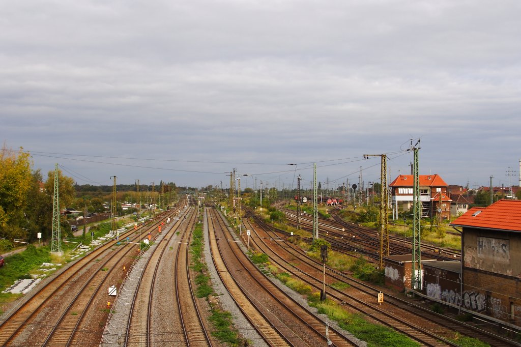 Die Nordost-Ausfahrt des Hallenser Hauptbahnhofes, aufgenommen von der neuen Berliner Br�cke am 05.10.2011. W�hrend die Gleise links und in der Mitte des Bildes die Hauptstrecken nach Magdeburg, Berlin und Delitzsch darstellen, sind die Gleise rechts, direkt vor dem Geb�ude, die Strecke Halle-Hannover �ber Halberstadt, Wernigerode und Vienenburg, welche hier eine Steigung bew�ltigen und dann nach links �ber die ganz hinten zu sehende Br�cke in Richtung Nordwest abschwenken und im Gegensatz zu den anderen Strecken, welche kurz hinter Bildende das Hallenser Stadtgebiet verlassen, dieses noch mehrere Kilometer begleiten. Erst in Halle-Trotha, wo auch der n�rdlichste Endbahnhof der Hallenser S-Bahn ist, verl��t diese das Stadtgebiet in Richtung Harz.