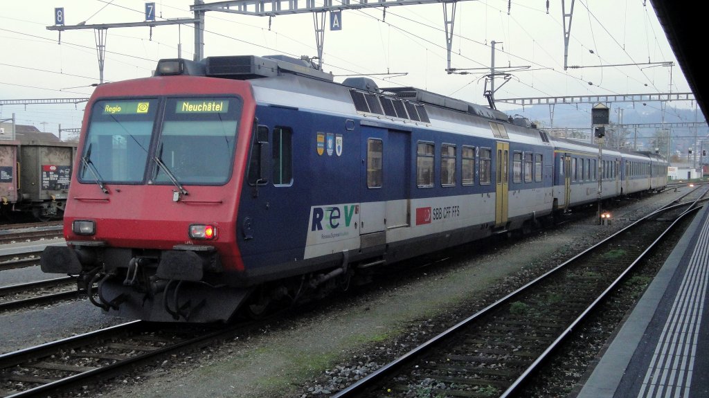 Die NPZ machen Platz. Auch der am 14.11.11 in Yverdon fotografierte RBDe 560 115-8  Altenrhein/Staad/Thal  traf soeben von Norden her ein und geht vorbergehend aus dem Weg, damit das moderne Rollmaterial Personen fassen kann.