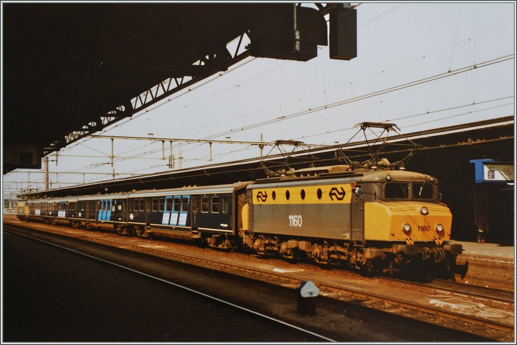 Die NS 1160 �bernimmt die R�ckleistung f�r einen Schnellzug nach Zwolle, welcher die NS 1314 nach Roosendaal brachte.
27. Juni 1984
