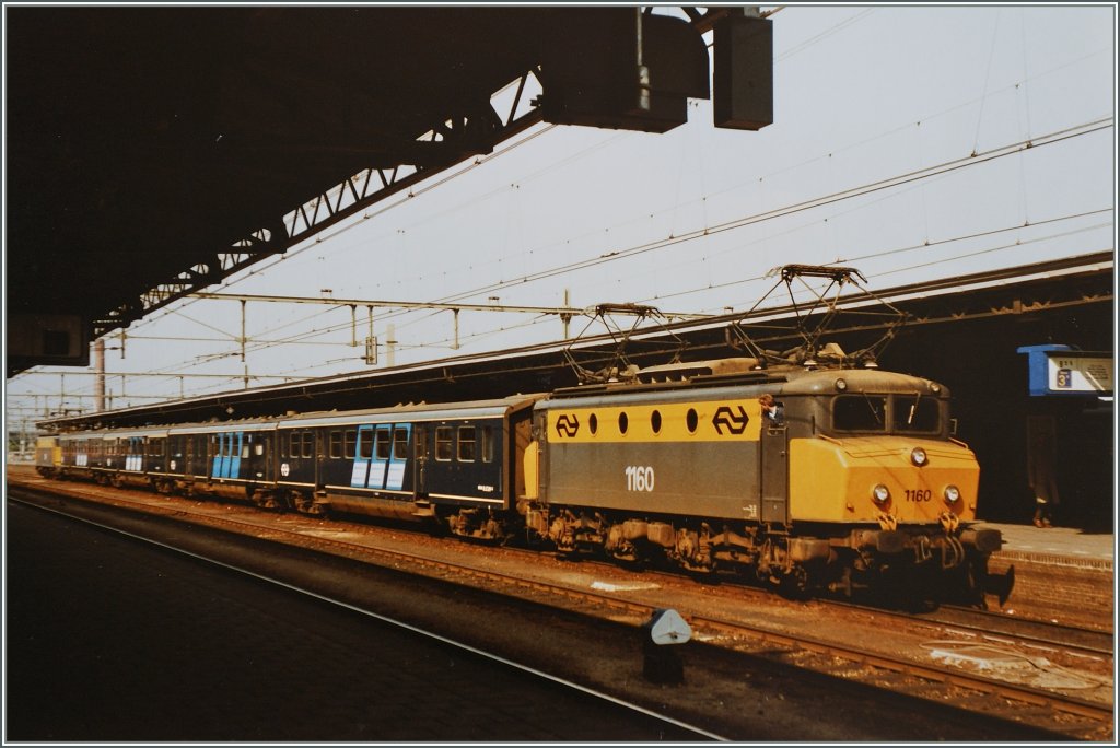 Die NS 1160 bernimmt die Rckleistung fr einen Schnellzug nach Zwolle, welcher die NS 1314 nach Roosendaal brachte.
27. Juni 1984
