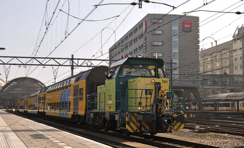 Die NS 701 bringt DDM-1 (6912) nach Amsterdam Zaanstraat am 15 03 2012.