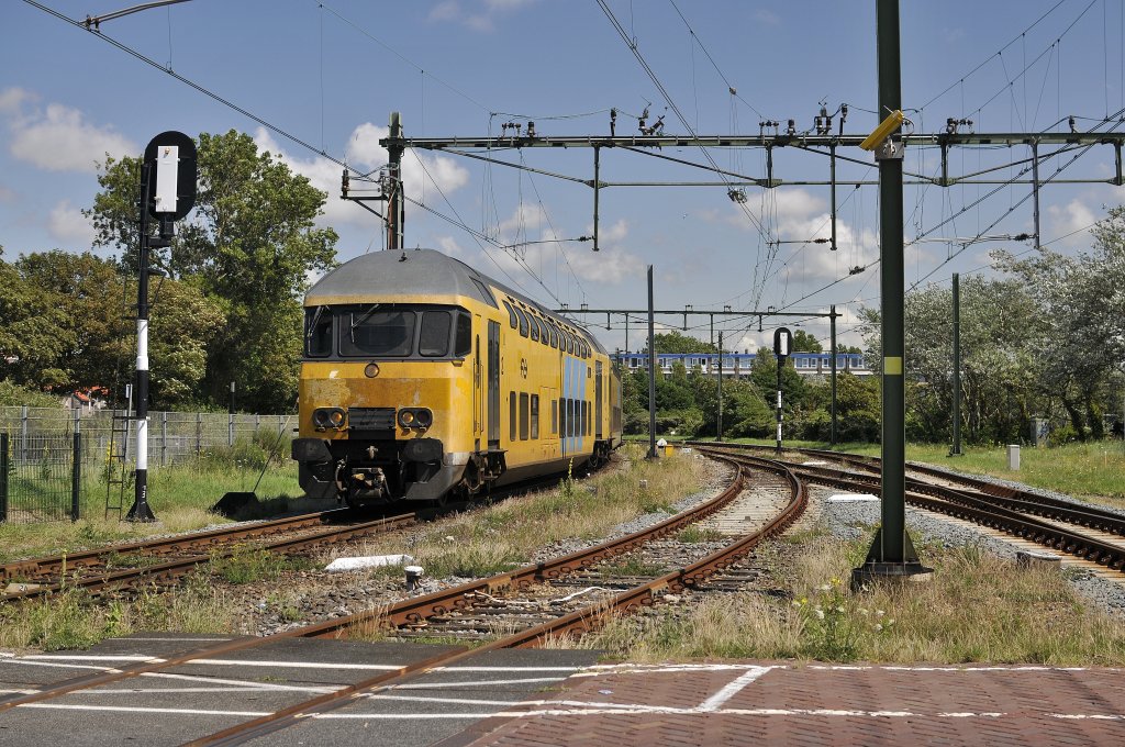 Die NS DD AR mit IC von Amsterdam nach Zandvoort hier bei Einfahrt van Zandvoort am 30.06 2011.