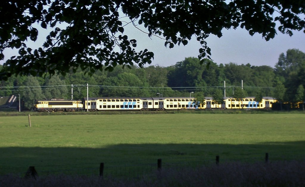 Die NS E 1717 ist am 14.06 2005 unterwegs mit Doppelstockgarnitur als Regional Den Haag CS - Zandvoort ....