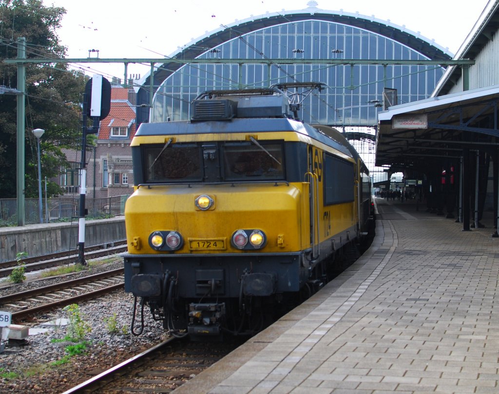 Die NS E 1724 mit IC Zandvoort - Amsterdam CS bei Ausfahrt von Haarlem Hbf am 09. 09 2010.