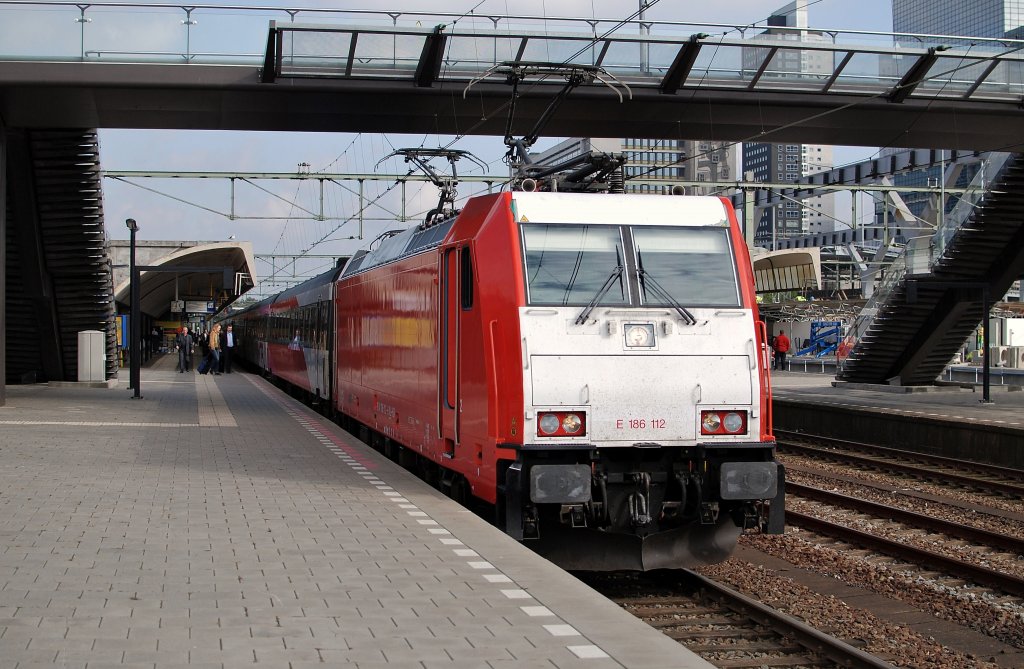 Die NS E 186 112 steht bereit mit FYRA von Rotterdam CS nach Amsterdam CS am 05.10 2010.