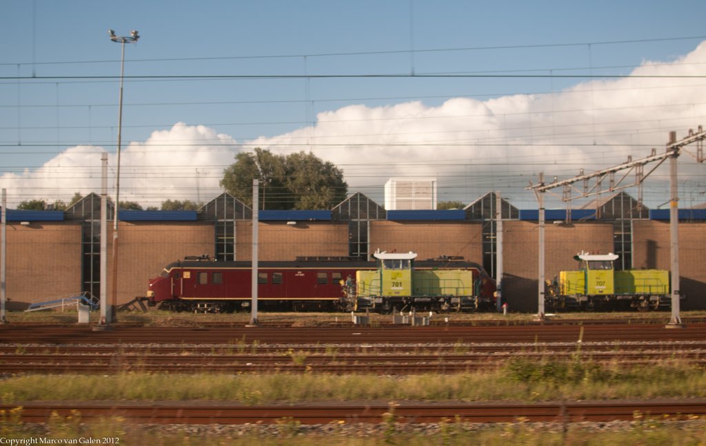 Die NS Mp 3031 in alte PTT farben, daneben stehen die Nedtrain 701 und 707, hier bei Amsterdam Zaanstraat am 21 07 2012.