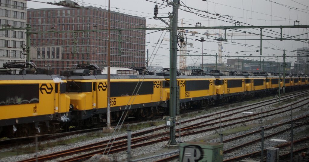 Die NS serie 1800 sind zusammen mit die DDm zur seite gestelt in Holland und warten am Dijksgracht in Amsterdam auf bessere zeiten ...