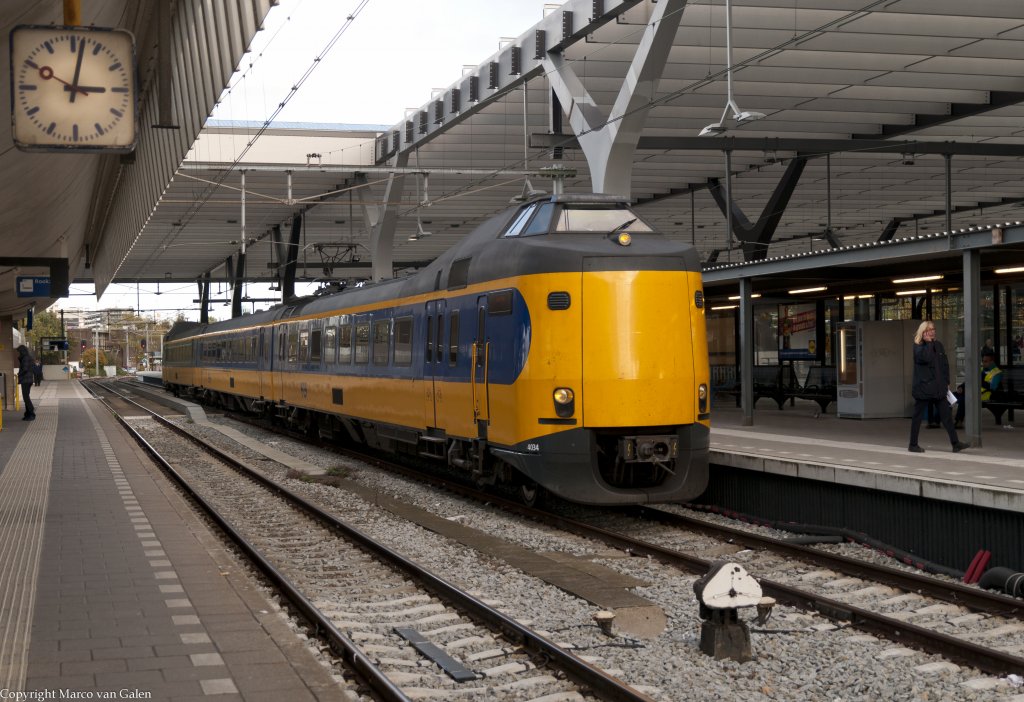 Die NS/Koploper 4034 mit IC nach Enschede, dass Bahnhof von Rotterdam hat Alt und Neu (bau) am 28 10 2012.