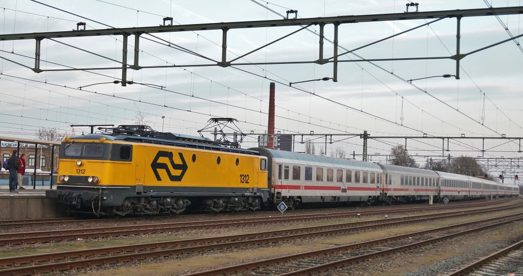 Die NSM 1312 mit IC 144 von Bad Bentheim, hier bei Einfahrt von Apeldoorn am 29 11 2011.