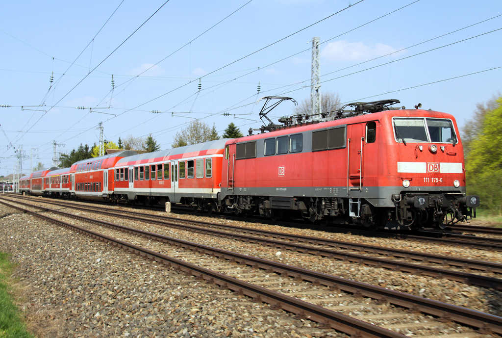 Die Nrnberger 111 175-6 mit der Kamel RB von Mnchen nach Mittenwald in Mnchen Westkreuz am 25.04.2013