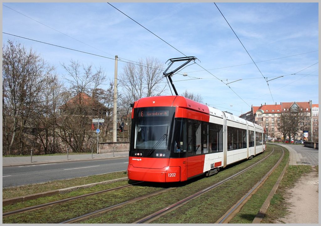 Die Nrnberger Variobahn GTV6 1202 im Einsatz auf der Linie 8. Whrder Wiese, 24.03.11
