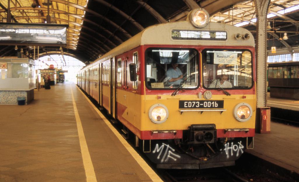 Die Nummer Eins in seiner Baureihe!
ED 73 - 001 b steht abfahrbereit im Hauptbahnhof Wroclaw (Breslau) 
am 28.06.2004.