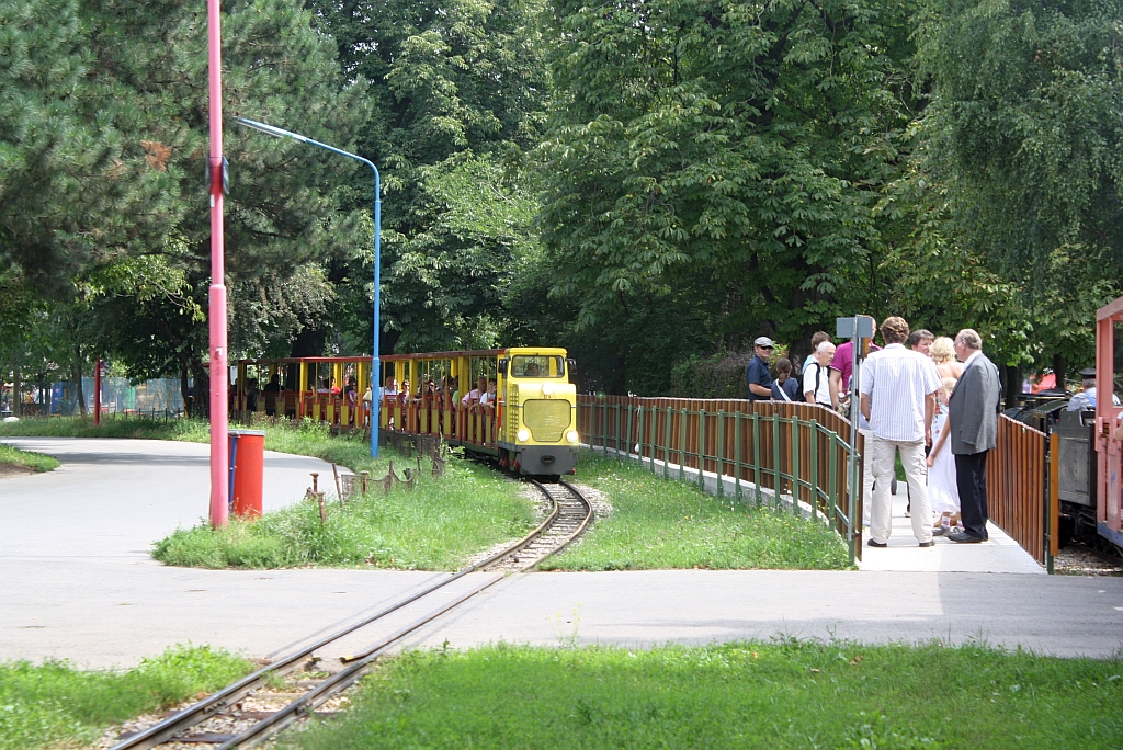 Die nur in Richtung Station benutzte Hst. Luftburg der wiener Liliputbahn am 07.August 2011 mit der Richtung Prater fahrenden D4 und der Dampflok 2 rechts im Bild. (EXIF-Datum ist falsch, da bei Zeitumstellung falsches Datum eingestellt)