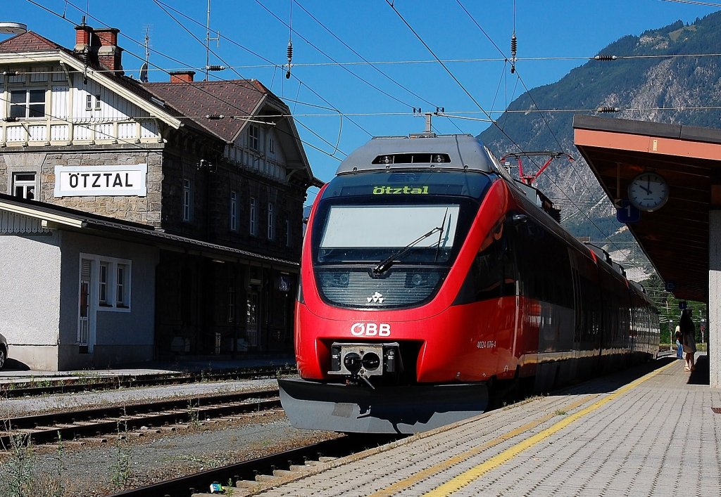 Die OBB 4024 076-4 mit ihren Regional von Worgl nach Otztal Bhf, hier beim einfahrt in Otztal Bhf am 16. 07 2008.