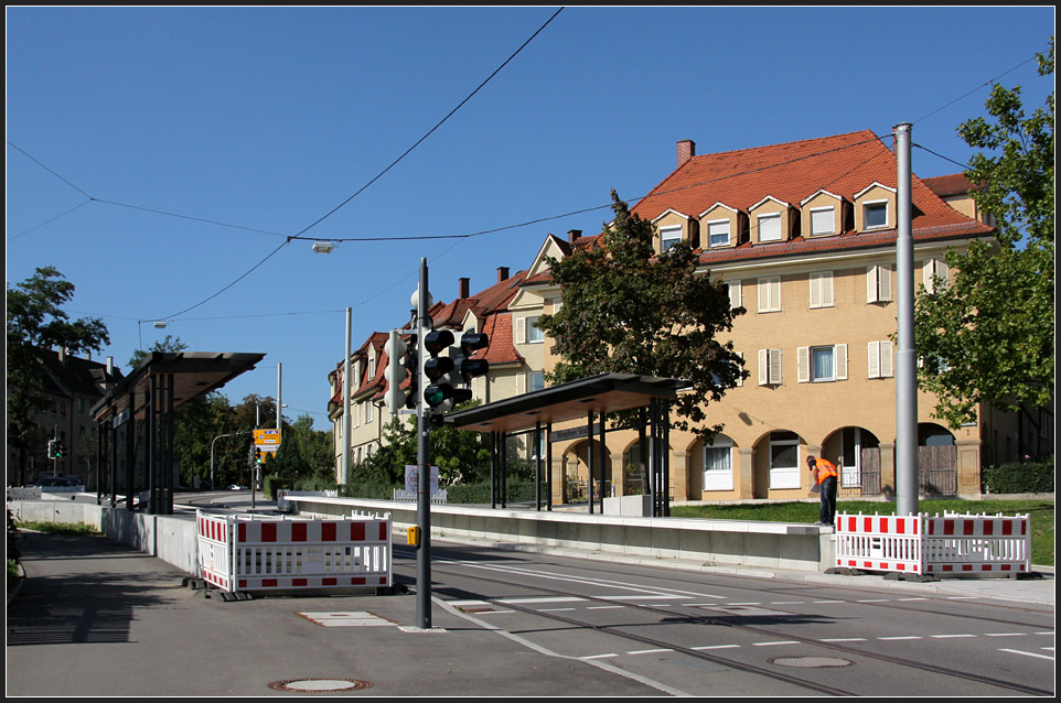 Die oberirdische Strecke der U15 nach Stammheim ist bis auf Restarbeiten (z.B Oberleitung) fertiggestellt. Im Bild die Haltestelle Wimpfener Straße. Die Bahnsteige sind hier quasi auf die Gehsteige gestellt. 

22.09.2010 (M)