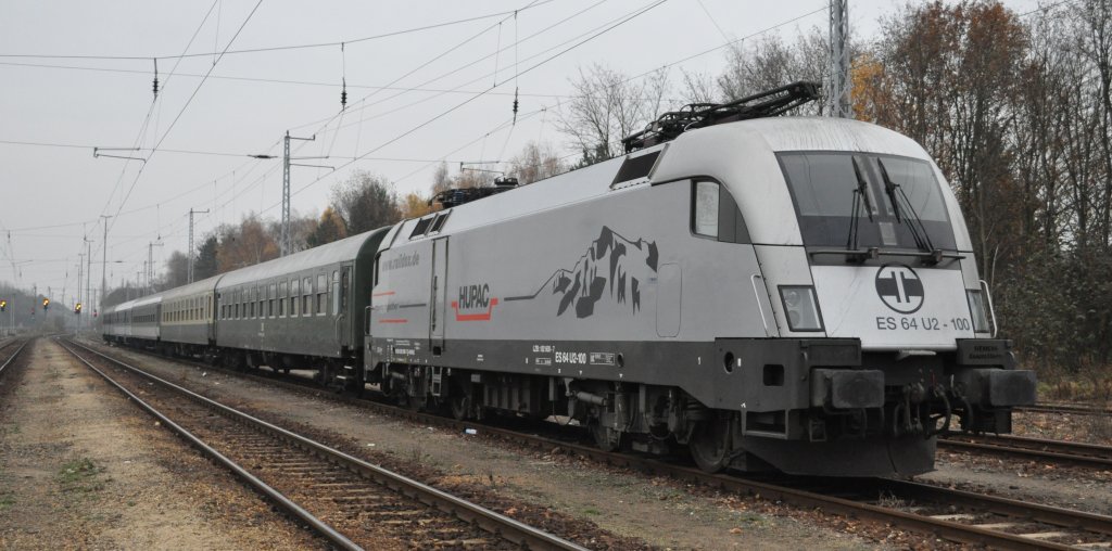 Die ODEG hat sich Hilfe besorgt; dieses  Bild gemacht am 18.11.2012 ber die alte  Ladestrae zu erreichen in Berlin Grnau (von offen zugnglichem, nicht durch Hinweisschilder oder Umzunungen abgegrenztem Privatgelnde aus gemacht zu haben (unabhngig von etwaiger Fotogenehmigung).