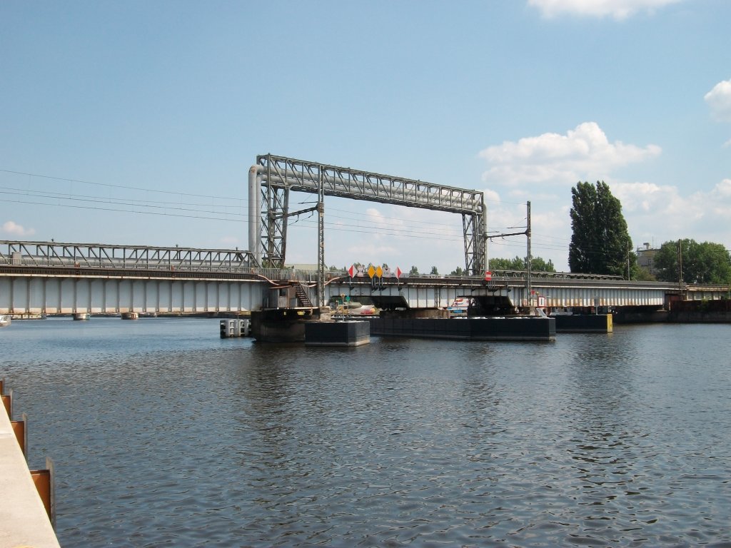 Die Oderbrcke in der Nhe von Szczecin Glowny am 31.Juli 2010.