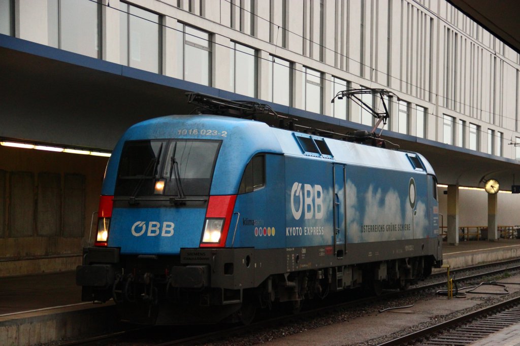 Die BB 1016 023  Kyoto  konnte ich an einem verregnetem Herbsttag im Wiener Westbahnhof fotografieren.