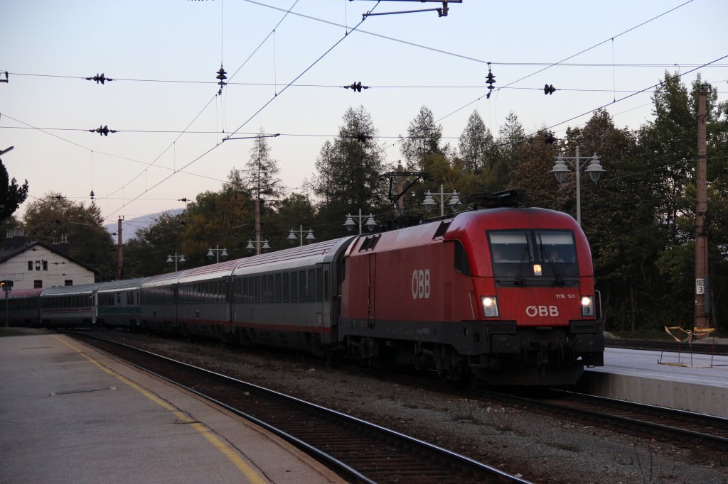 Die BB 1116 101 fhrt mit einem EC durch den Bahnhof Semmering.
