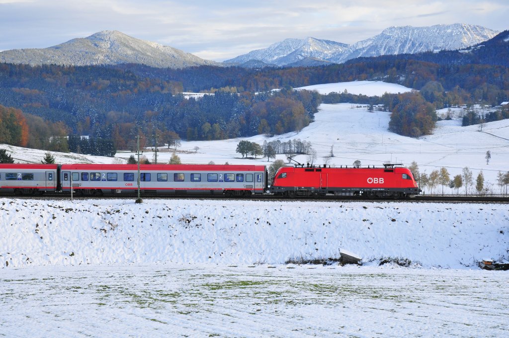 Die BB 1116 140-5 vor einem Personenzug auf der Strecke Salzburg-Mnchen bei Bergen in Oberbayern am 30.10.12.