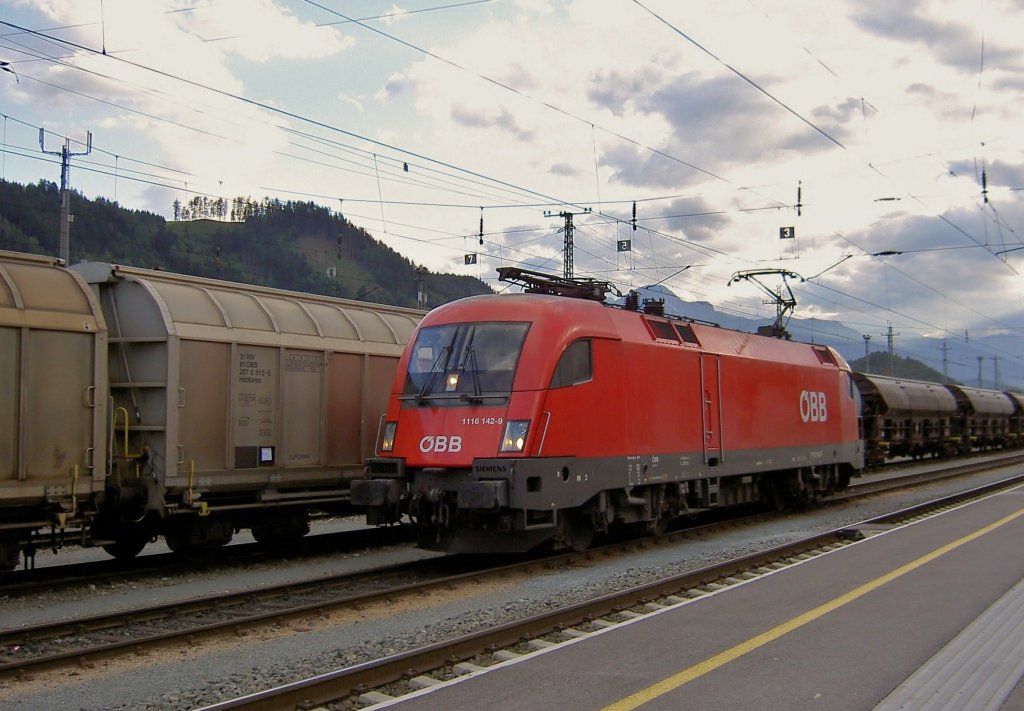 Die BB 1116 142-9 bei bereitstellung in Gbf Hall i Tirol in juli 2005.