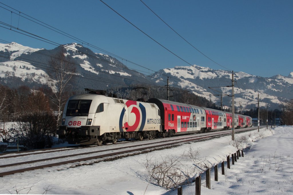 Die BB 1116 264, werbend fr den Radiosender 3, zieht am 26.01.13 einen Sonderzug von St.Johann nach Kirchbichl.
Aufgenommen bei Schwarzsee.