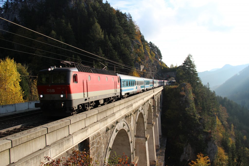 Die BB 1144 111 zieht einen EC Richtung Graz.
Aufgenommen auf dem Krausel Klause Viadukt.
