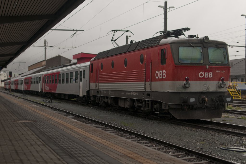 Die BB 1144 226 mit City Shuttle nach Wrgl, steht bereit in Innsbruck Hbf am 12 sept 2012.