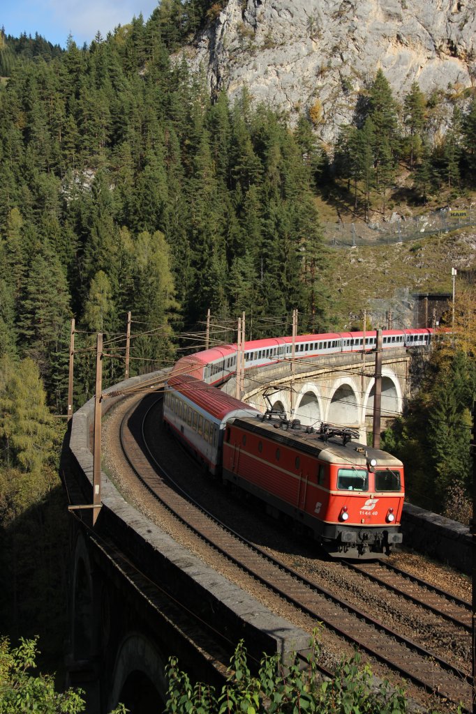 Die BB 1144.40 zieht einen OIC nach Graz.
Aufgenommen auf der Kalten Rinne.