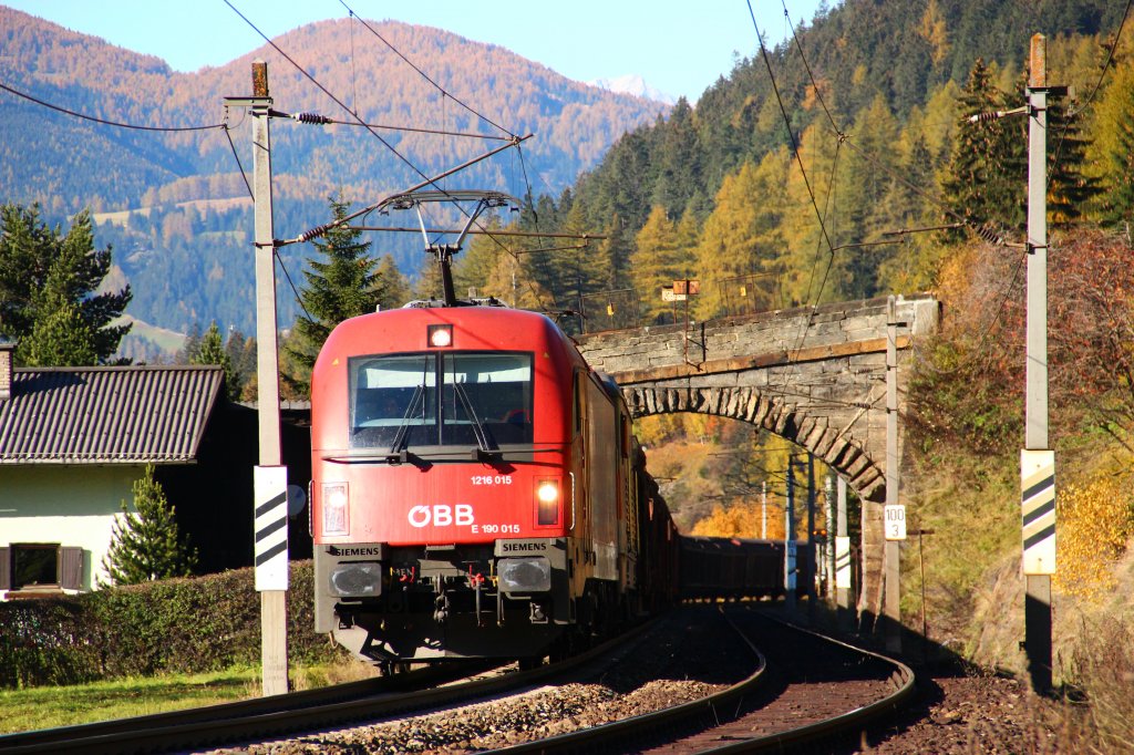 Die BB 1216 015 eine 1144 und eine weitere 1144 als Schublok befrdern einen Gterzug zum Brenner.
Aufgenommen in Wolf bei St.Jodok am Brenner am 29.10.11.