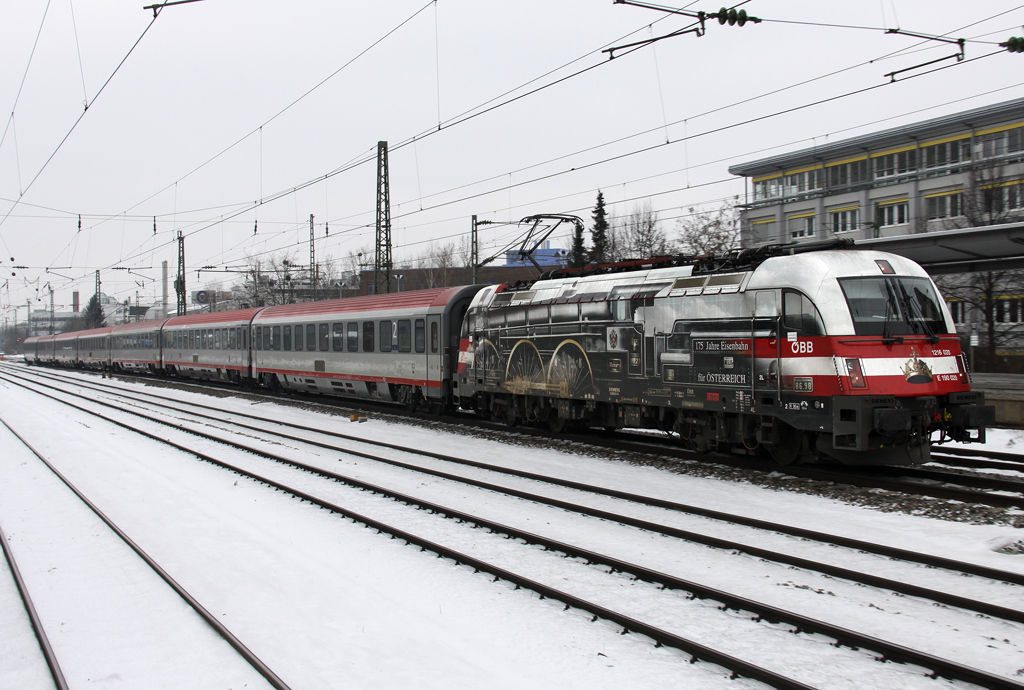 Die BB 1216 020  175 Jahre Eisenbahn  mit einem EC Richtung Sden durch Mnchen Heimeranplatz am 26.01.2013