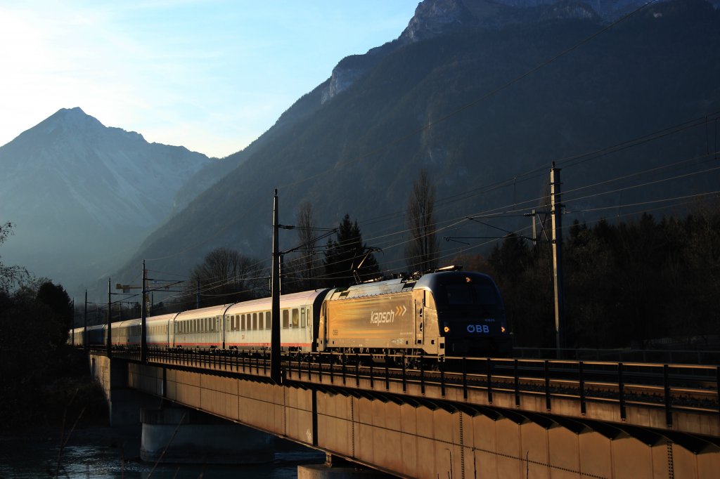 Die BB 1216 210  Kapsch  fhrt mit einem OIC in Richtung Wrgl. Brixlegg 19.11.11