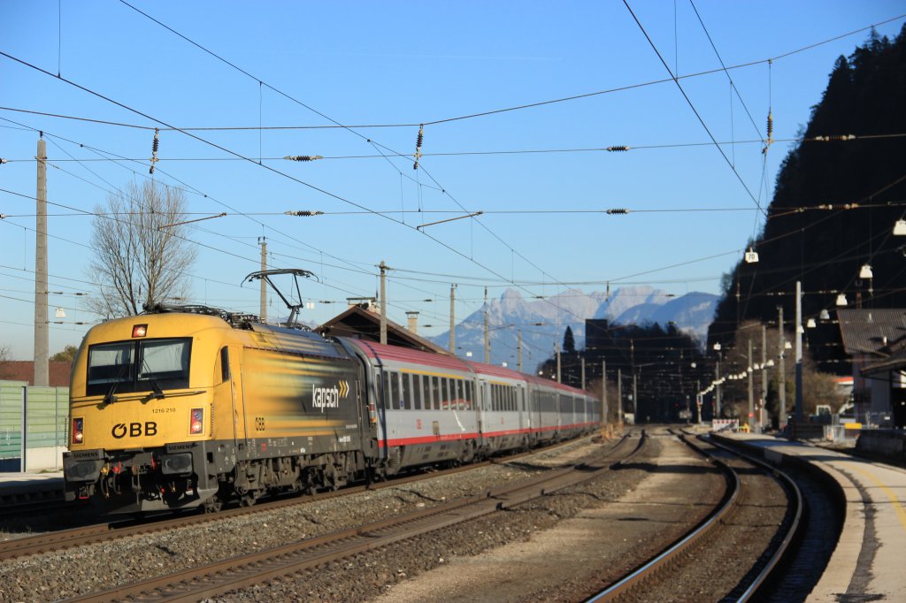 Die BB 1216 210  Kapsch  fhrt mit einem OIC nach Innsbruck. Brixlegg 19.11.11