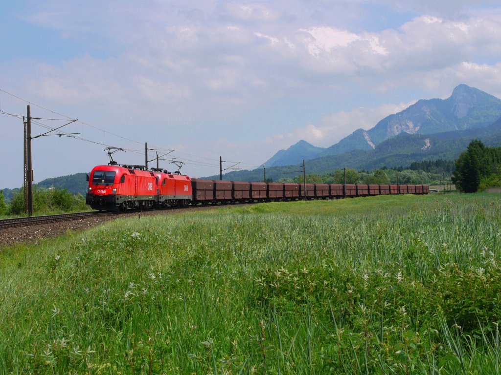 Die BB Tauri 1116 106 und 1116 125 legen sich mit ihrem schweren Erzzug in die Finkensteiner Kurve. Am Haken haben sie den GAG 48400 (Koper Luka - Linz Stahlwerke), das Bild entstand am 07.06.12