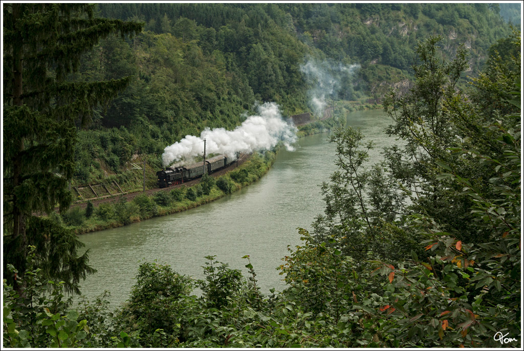 Die �GEG Dampflok 78.618, f�hrt mit dem Fotosonderzug SGAG 17251 von Linz Stahlwerke nach Eisenerz.  
Lackenwald 11.8.2012