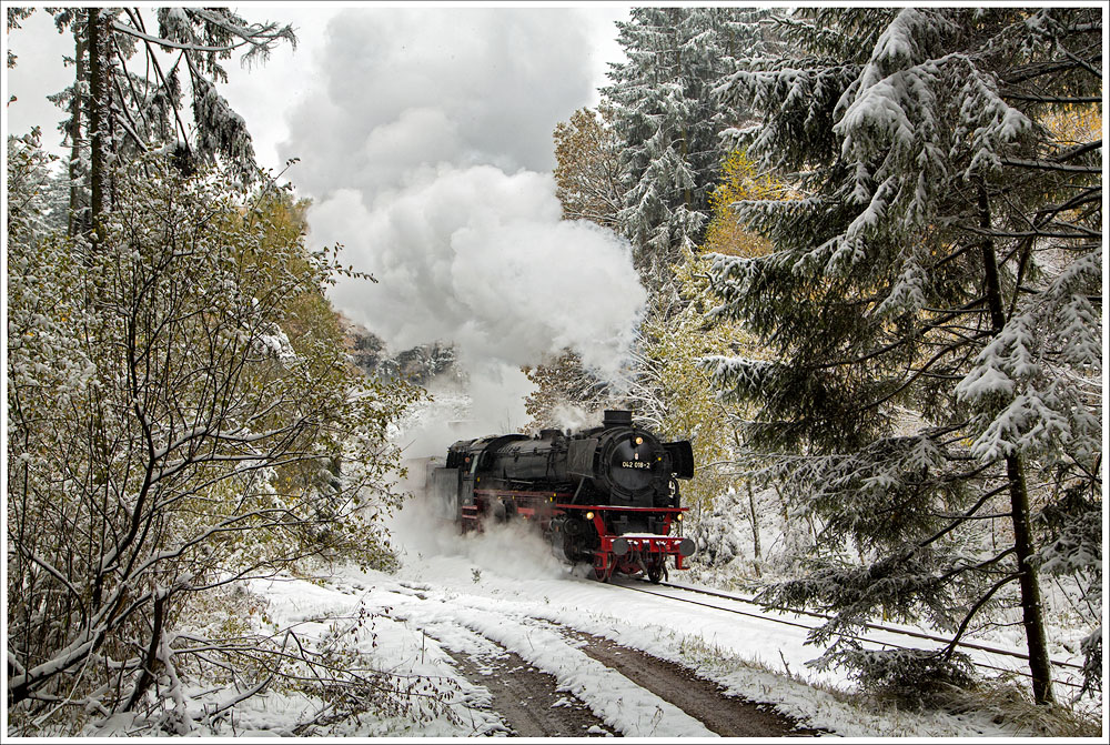 Die Ölgefeuerte 41 018 (042 018-2) fährt mit dem Erzleerzug SGAG 48483 am 28.10.2012 von Attnang-Puchheim nach Braunau. Hier bei der Ausfahrt aus dem Hausrucktunnel.