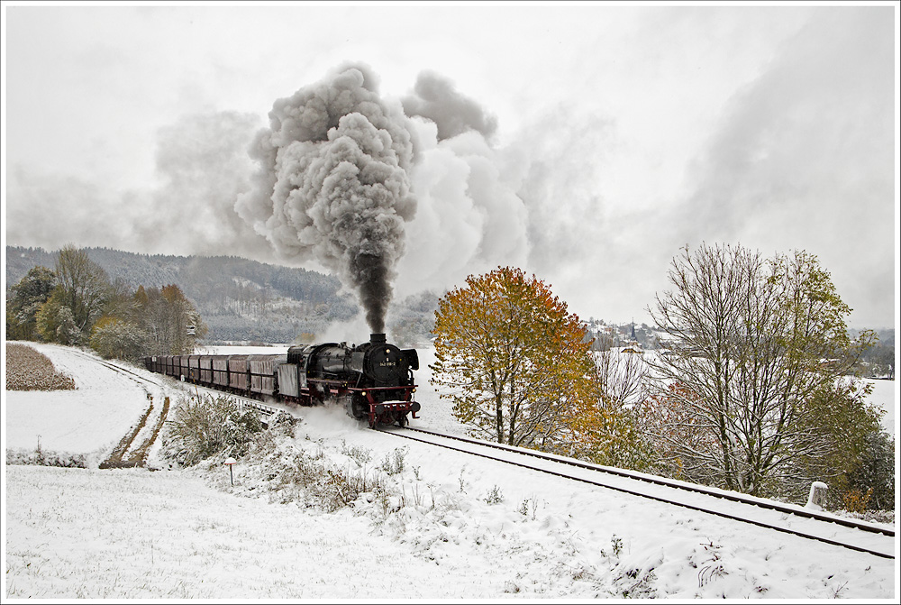 Die Ölgefeuerte 41 018 (042 018-2) fährt mit dem Erzleerzug SGAG 48483 am 28.10.2012 von Attnang-Puchheim nach Braunau. Hier bei Holzleithen.