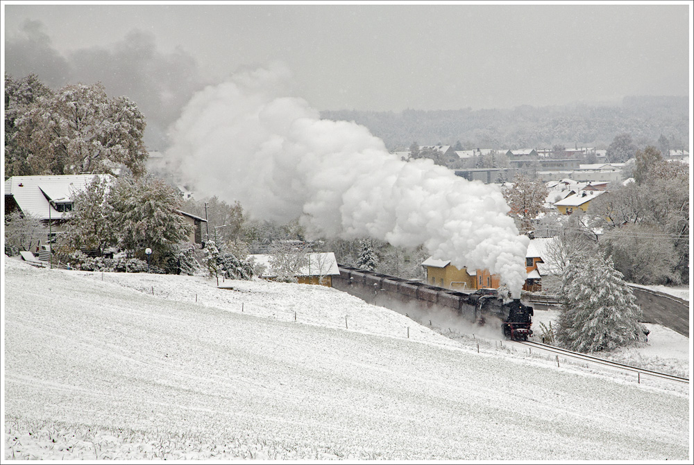 Die Ölgefeuerte 41 018 (042 018-2) fährt mit dem Erzleerzug SGAG 48483 am 28.10.2012 von Attnang-Puchheim nach Braunau. Hier bei der Ausfahrt aus Attnang-Puchheim.
