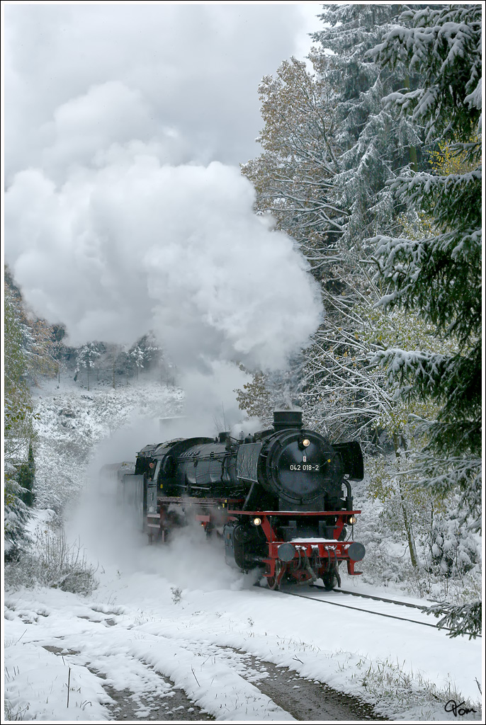 Die �lgefeuerte 41 018 (042 018-2) f�hrt mit dem Fotog�terzug SGAG 48483 von Attnang Puchheim nach Braunau, hier beim Verlassen des 685m langen Hausruck Tunnel. 
28.10.2012