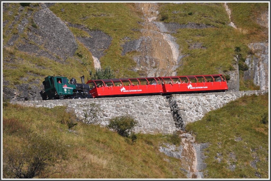 Die oelgefeuerte Lok 15 schiebt oberhalb der Khmatt Galerie zwei Wagen Richtung Brienzer Rothorn. Sie tut das scheinbar mhelos, aber auch ohne Emotionen. (01.10.2011)