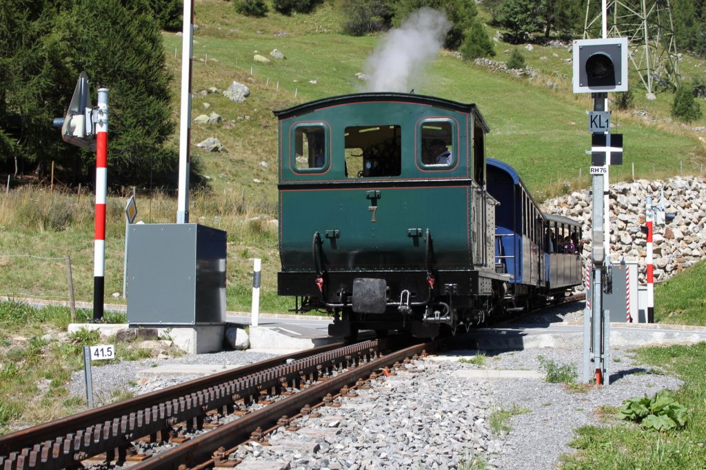 Die lgefeuerte Lok HG 2/3 Nr.7  Breithorn (Schwesterlok der HG 2/3 Nr.6  Weisshorn )mit ihrem Zug von Gletsch kommend,kurz vor der DFB Station Oberwald.28.08.11