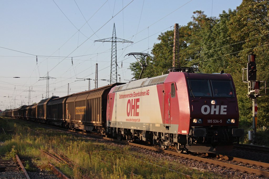 Die OHE 185 534 am 1.9.11 mit einem Papierzug bei der Durchfahrt durch Ratingen-Lintorf.