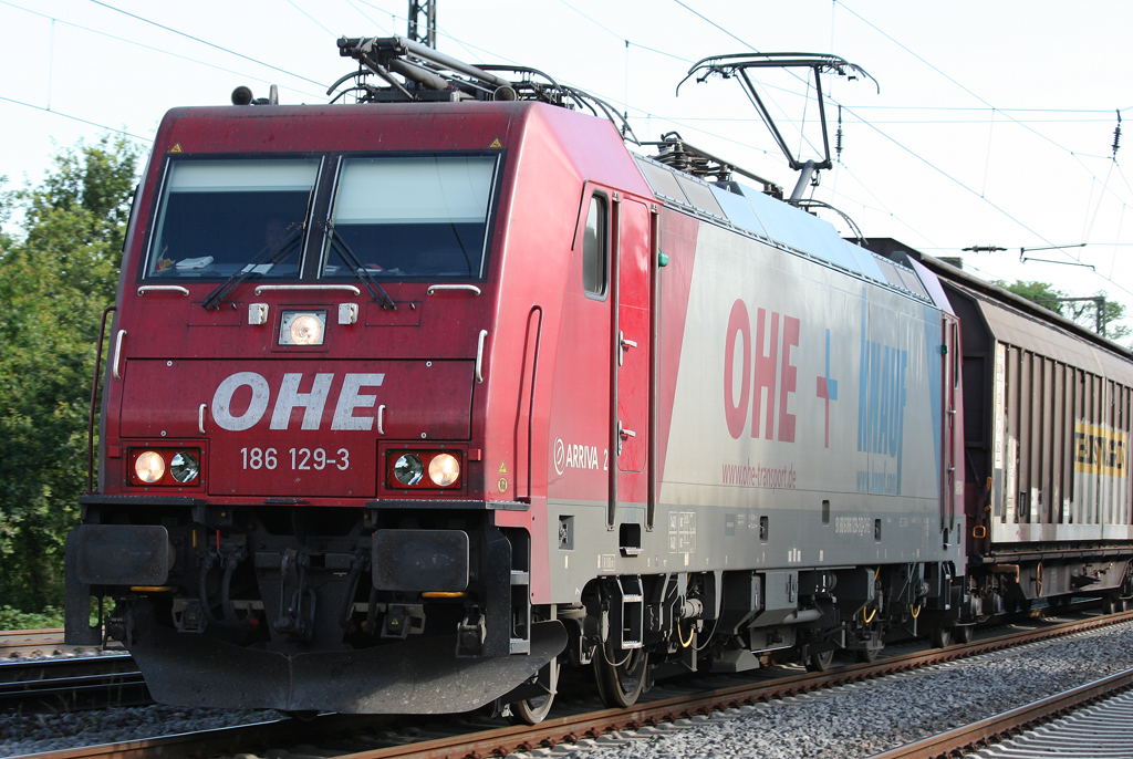 Die OHE 186 129-3 zieht einen langen Gz durch Duisburg Neudorf am 07.07.2010
