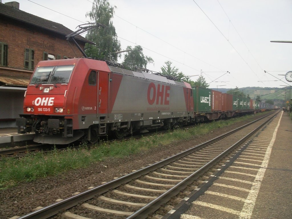 Die OHE Lok durchfuhr am 25.6.2010 mit einem Gterzug denn Bahnhof Himmelstadt.