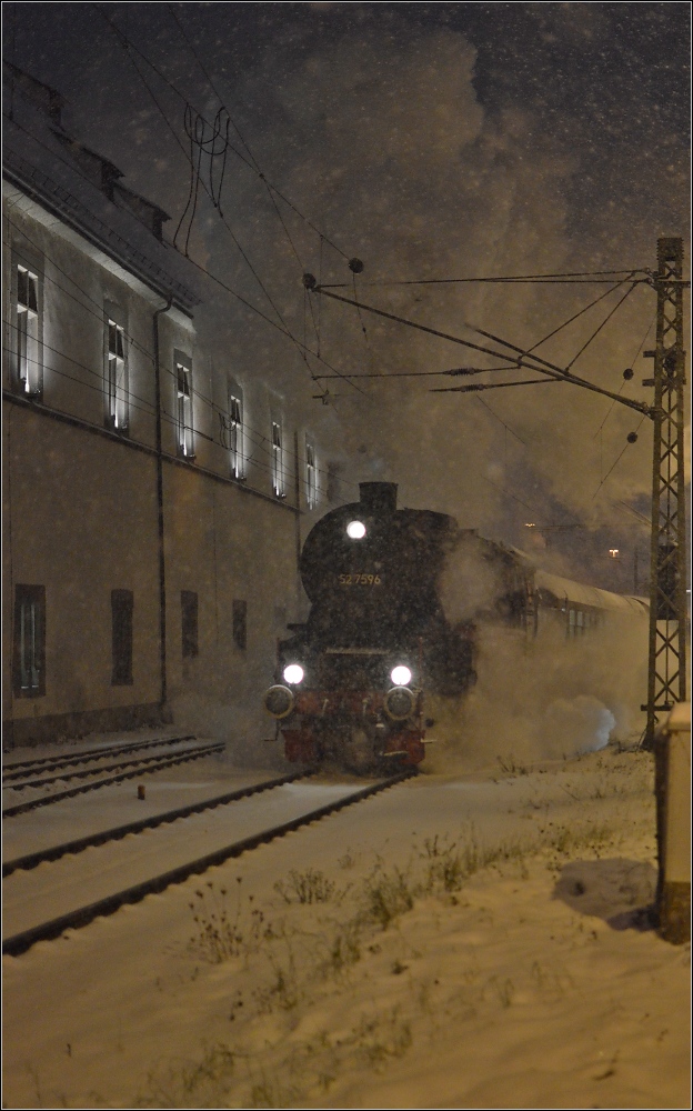 Die ohrenlose 52 7596 der EFZ bringt im Dezember die erschöpften Weihnachtsmarkttouristen von Konstanz zurück ins Schwabenland. Während der Dampf und später Dieselzeit war dieser Einblick noch nicht möglich, da hier ein Stellwerk den Blick verstellte. Links das 625 Jahre alte Kaufhaus, in dem vor 596 Jahren das Schisma der katholischen Kirche mit der Papstwahl beendet wurde. 