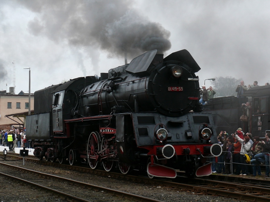 Die Ol49-59 gehrt zu der Nachkriegs-Baureihe Ol49, die von der PKP fr den Personenzugdienst beschafft wurde.

05/2010 Wolsztyn/Wollstein