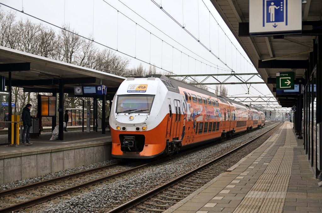 Die Olympia Regiorunner mit IC 2638 von Den Haag nach Amsterdam, hier bei Einfahrt von Den Haag laan van NOI am 14 03 2012.