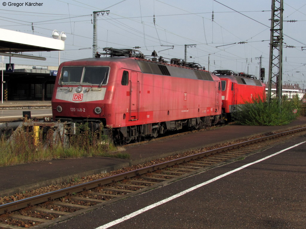Die orientrote 120 148-2 und die verkehrsrote 120 157-3 standen am 23.10.2010 gemeinsam im Karlsruher Hbf.