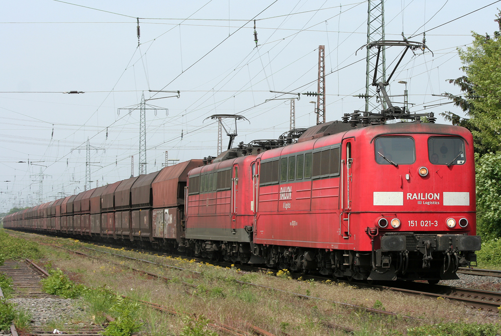 Die orientrote 151 021-3 zieht in Doppeltraktion einen Kohlezug durch Ratingen Lintorf am 05.05.2011